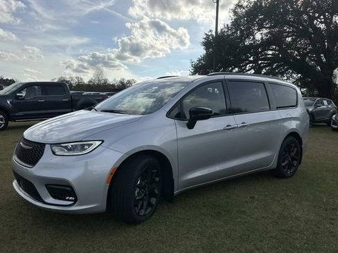 New 2026 Chrysler Pacifica Limited w/ S Appearance Package FWD image 23