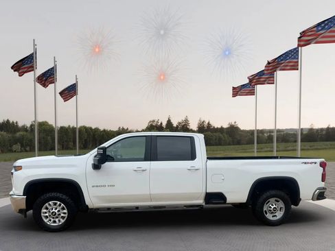 Used 2021 Chevrolet Silverado 2500 LT w/ Convenience Package image 11