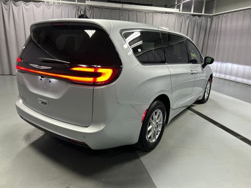 New 2026 Chrysler Pacifica Select image 7
