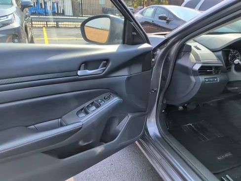 Used 2024 Nissan Altima 2.5 SV FWD image 11