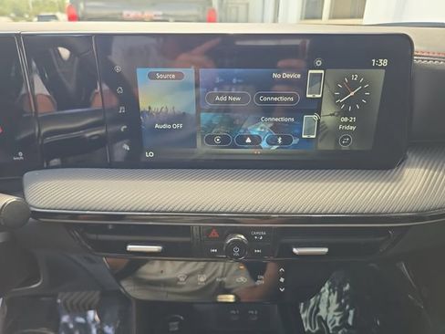 Used 2025 Nissan Kicks SR FWD image 19