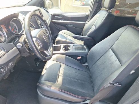 Used 2018 Dodge Grand Caravan GT image 3