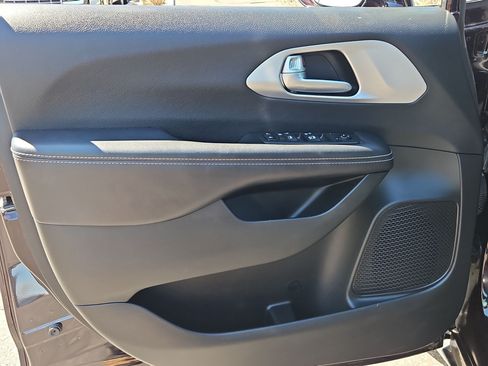 Used 2018 Chrysler Pacifica Touring Plus w/ S Appearance Package FWD image 11