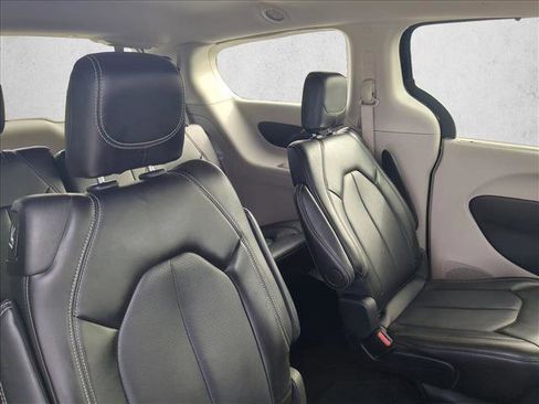 Used 2024 Chrysler Pacifica Touring-L image 19