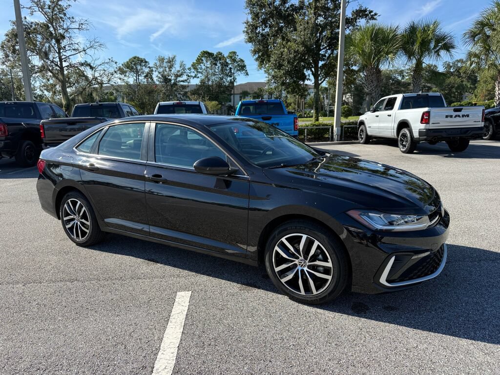 Used 2025 Volkswagen Jetta SE FWD image 1