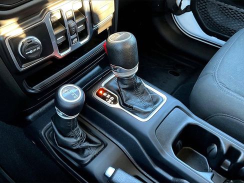 Certified 2022 Jeep Gladiator Sport image 28