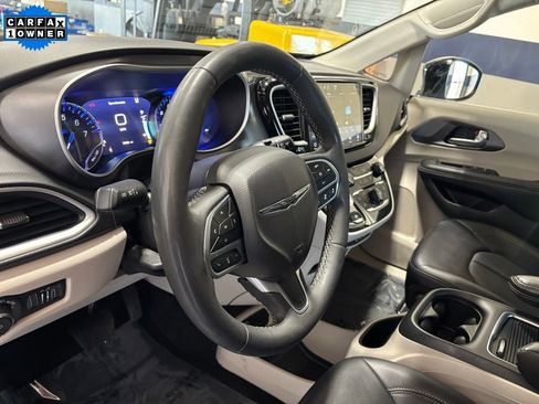 Used 2024 Chrysler Pacifica Touring-L image 15