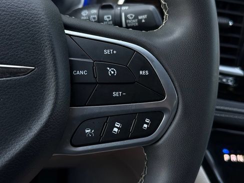 Used 2023 Chrysler Pacifica Limited FWD image 27