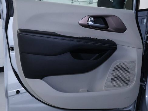 Used 2023 Chrysler Voyager LX FWD image 11