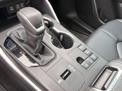 Used 2023 Toyota Highlander XLE FWD image 29
