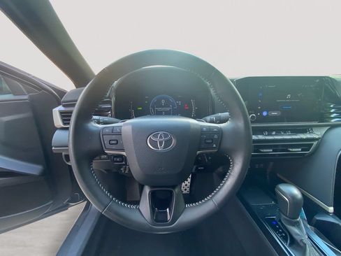 Used 2025 Toyota Camry SE w/ Convenience Package FWD image 12
