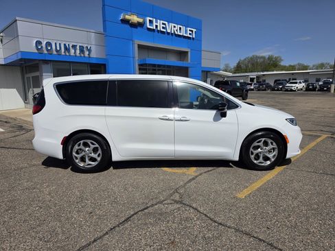 Used 2024 Chrysler Pacifica Limited FWD image 3
