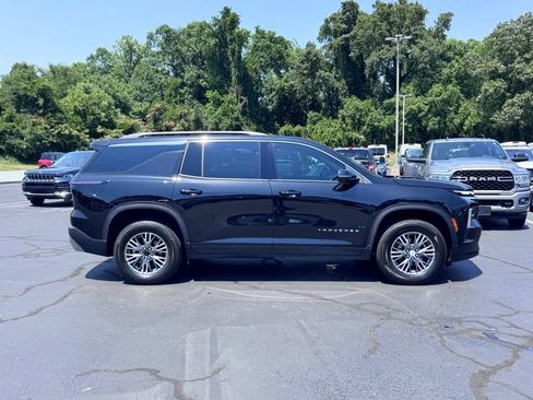 Used 2024 Chevrolet Traverse LT FWD image 4