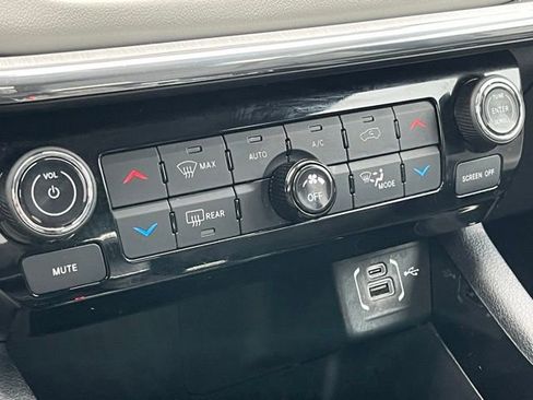 Used 2022 Jeep Compass Limited image 17