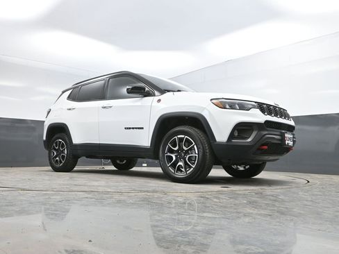 Used 2025 Jeep Compass Trailhawk AWD/4WD image 31