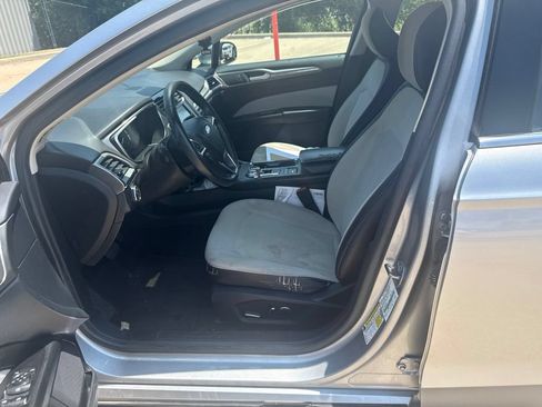 Used 2020 Ford Fusion SE w/ Equipment Group 151A FWD image 10