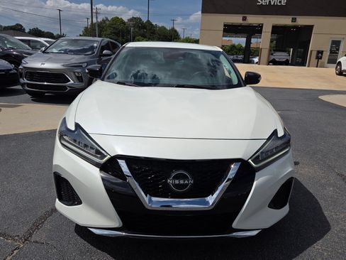 Used 2023 Nissan Maxima SV w/ Floor Mat Group FWD image 2