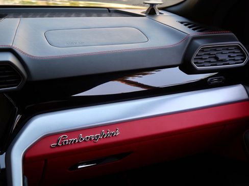 Used 2022 Lamborghini Urus image 22