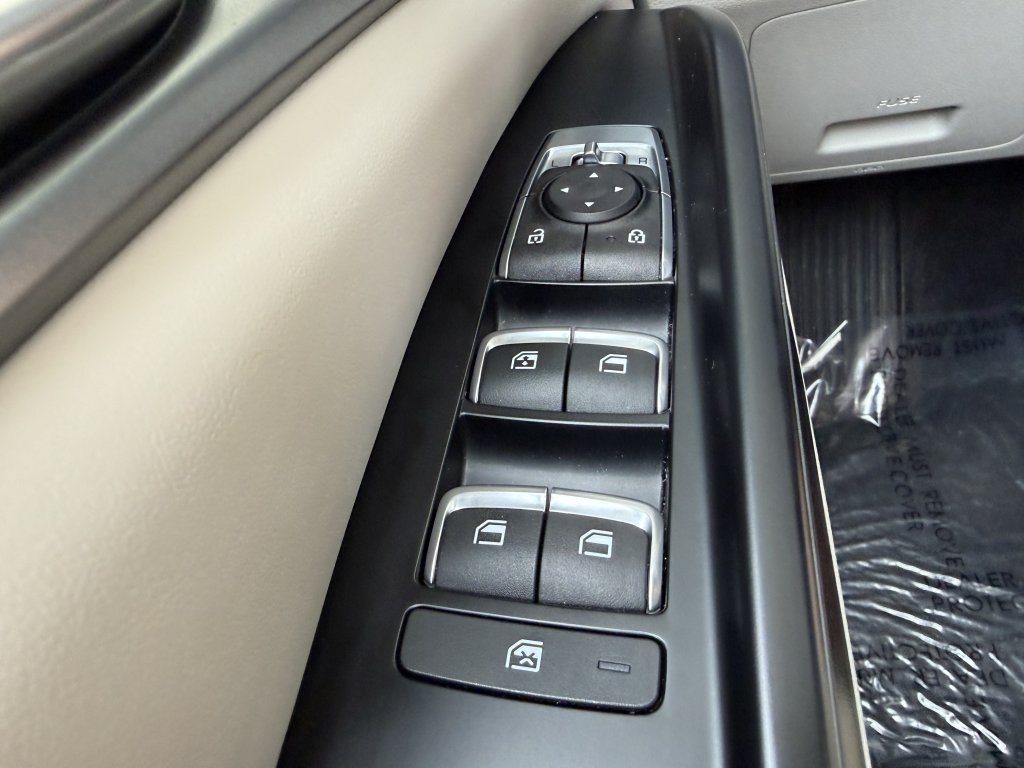 Used 2024 Kia Carnival LX FWD image 29