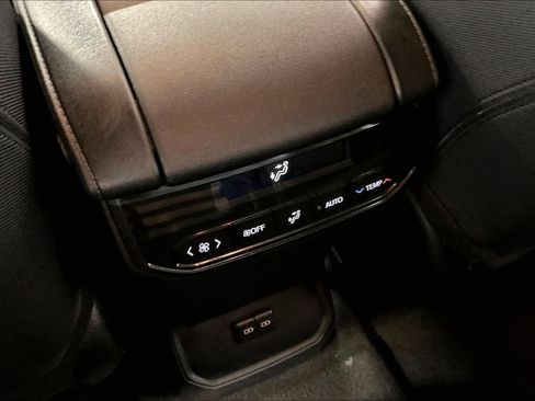 Used 2025 Toyota Highlander LE FWD image 15
