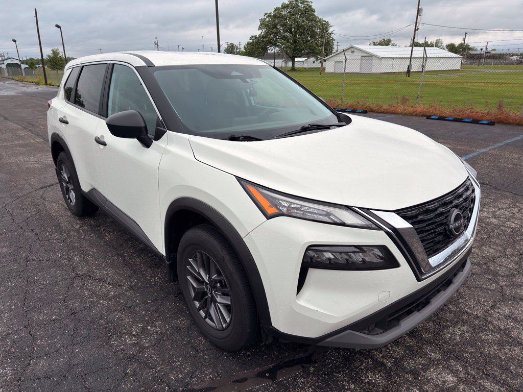 Used 2023 Nissan Rogue S AWD/4WD image 6