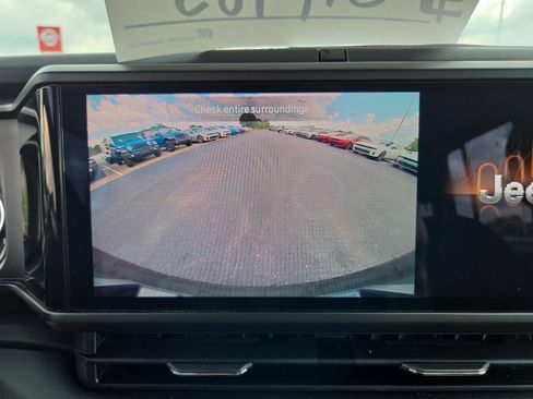 Used 2025 Jeep Wrangler Unlimited Sahara AWD/4WD image 24