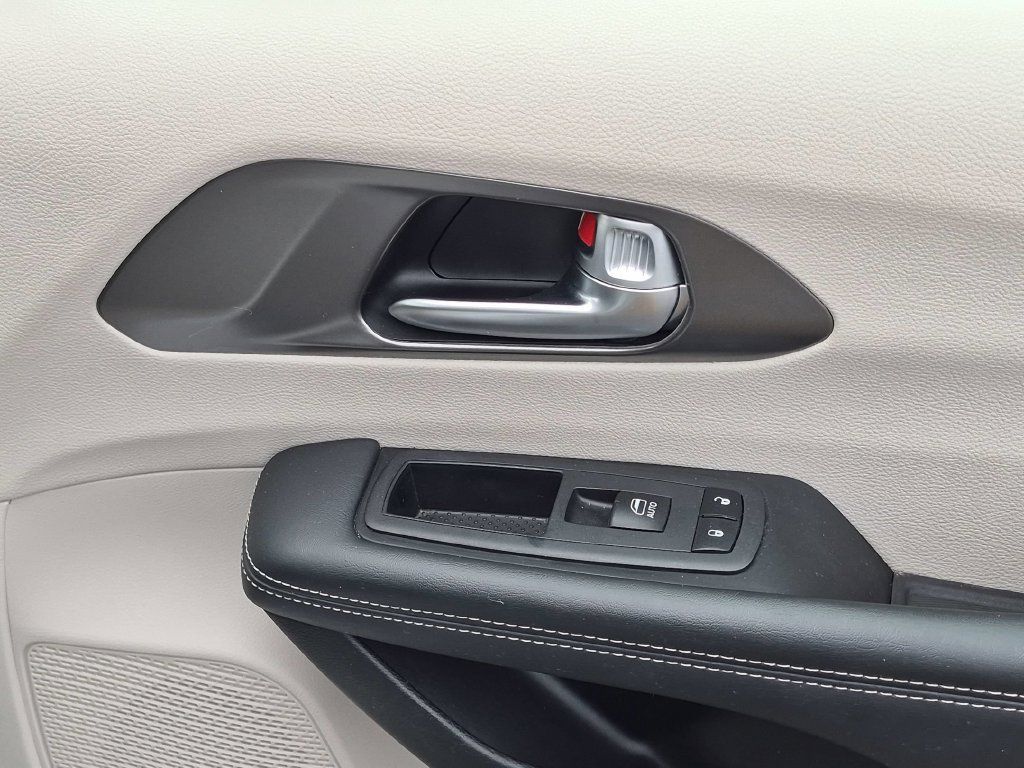 Used 2024 Chrysler Pacifica Touring-L FWD image 28