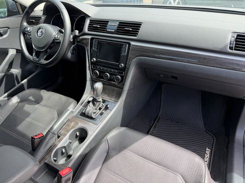 Used 2018 Volkswagen Passat 2.0T SE FWD image 19