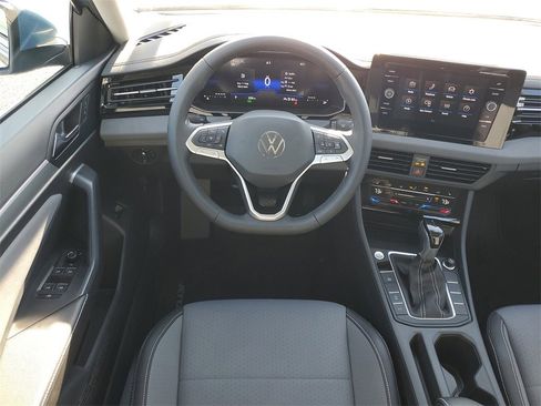 Used 2025 Volkswagen Jetta SE image 26