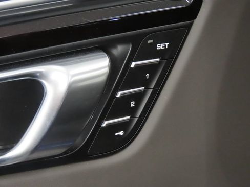 Certified 2024 Porsche Macan AWD/4WD image 37