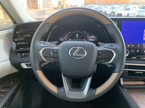 Used 2025 Lexus RX 450h AWD w/ Luxury Package image 18