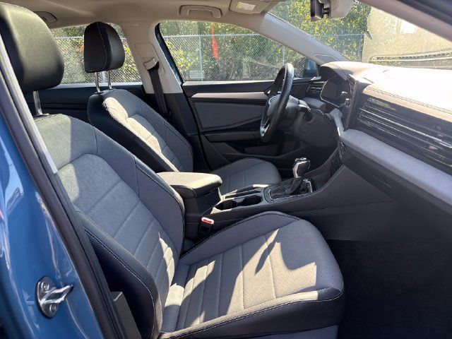 Used 2025 Volkswagen Jetta SE FWD image 9