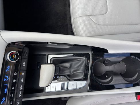 Used 2025 Hyundai Elantra Limited image 40