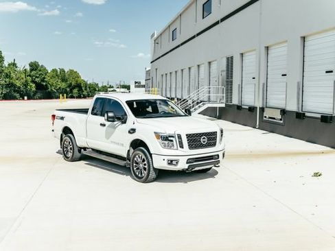 Used 2018 Nissan Titan PRO-4X w/ Pro-4x Convenience Package AWD/4WD image 57