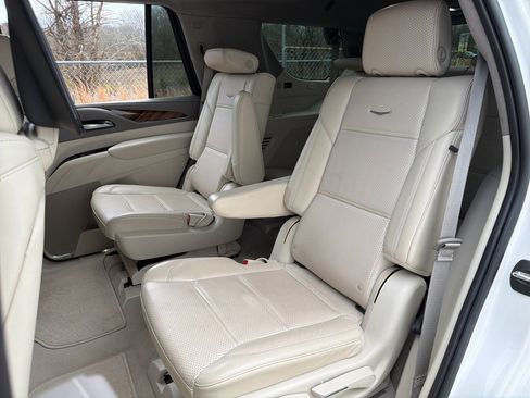 Used 2022 Cadillac Escalade Premium Luxury Platinum w/ Heavy-Duty Trailer Package image 25