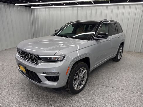 Used 2025 Jeep Grand Cherokee Summit image 3