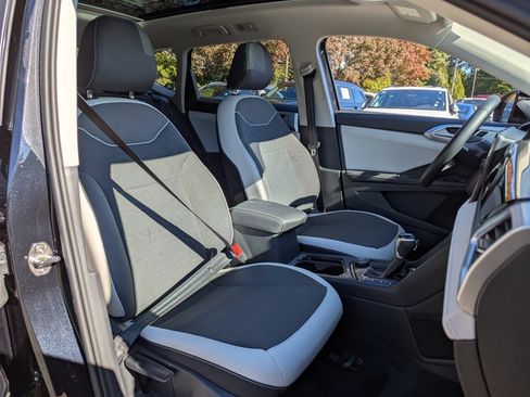 Used 2025 Volkswagen Taos SE w/ Panoramic Sunroof Package image 34