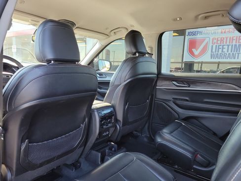 Used 2023 Jeep Grand Cherokee L Limited AWD/4WD image 14