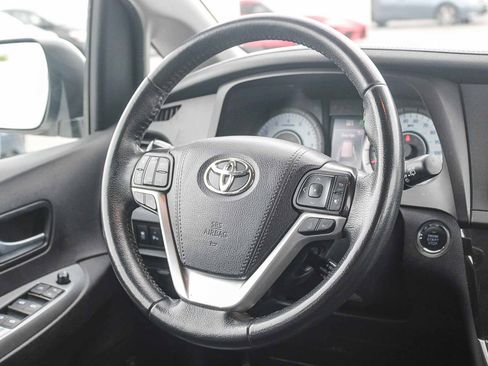 Used 2020 Toyota Sienna SE w/ SE Preferred Package FWD image 16
