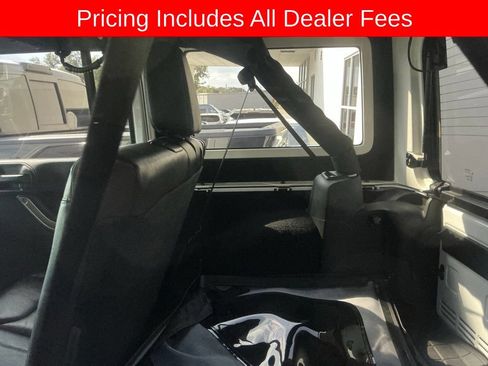 Used 2016 Jeep Wrangler Unlimited Rubicon AWD/4WD image 9