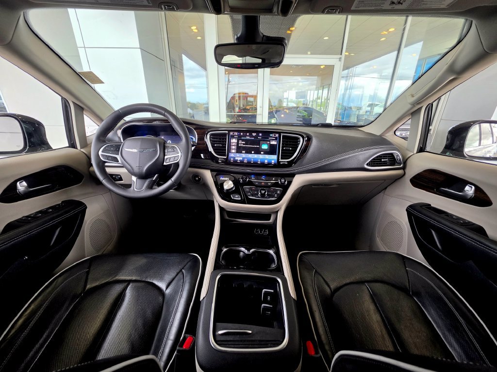Used 2023 Chrysler Pacifica Limited FWD image 19