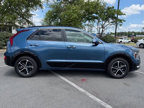 Certified 2025 Kia Niro FWD image 8