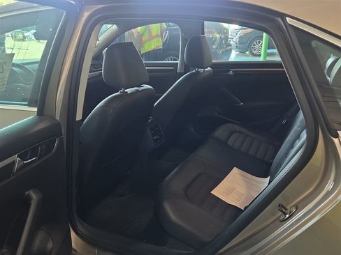 Used 2017 Volkswagen Passat 1.8T SEL Premium FWD image 4