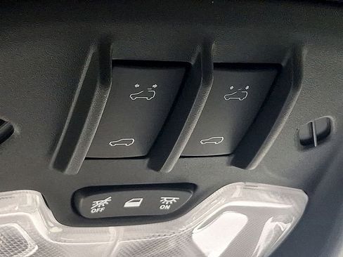 Used 2025 Chevrolet Colorado Z71 w/ Technology Package image 28