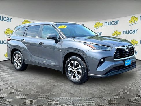 Used 2024 Toyota Highlander XLE FWD image 1