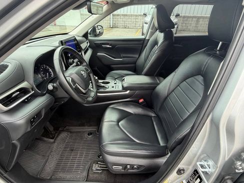 Used 2023 Toyota Highlander XLE AWD/4WD image 10