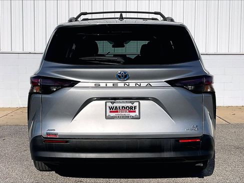 Used 2023 Toyota Sienna LE image 5
