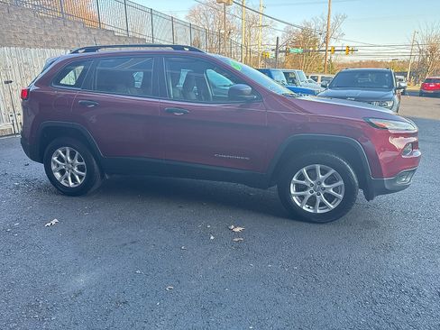 Used 2016 Jeep Cherokee Sport image 2