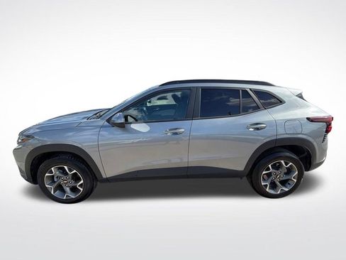 Used 2025 Chevrolet Trax LT FWD image 6