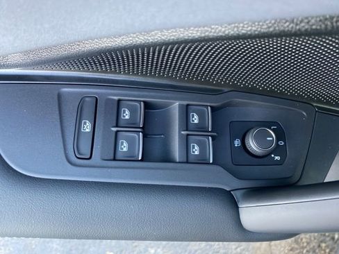 New 2025 Volkswagen Tiguan SE image 24